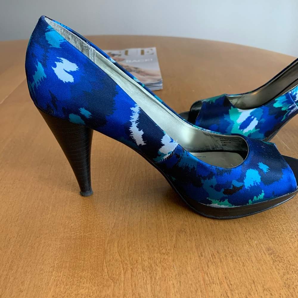 LOVELY 💙💚 Style & Co. Blue/Green/White Abstract Satin High Heels/Pumps 6-6.5! - Picture 8 of 16